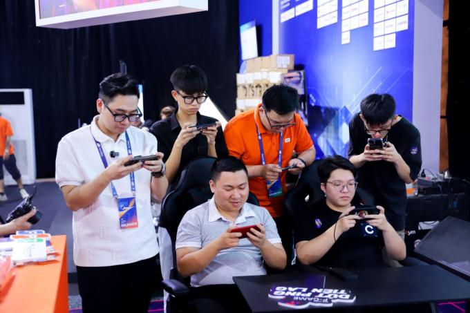 Khách hàng chơi game tại gian hàng FPT Telecom trong sự kiện FPT Techday 2023 Ảnh: FPT Telecom.