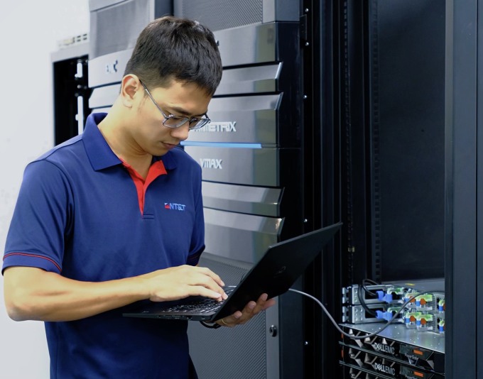 Kỹ sư NT&T triển khai giải pháp Dell Technologies cho doanh nghiệp.  hình ảnh: