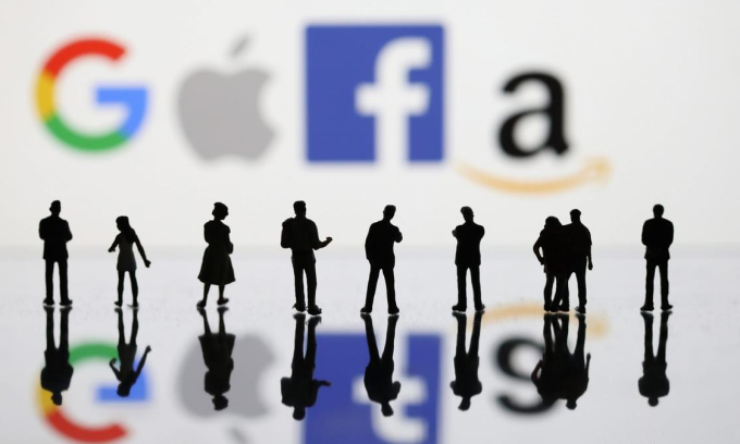 Ma-nơ-canh phía trước có logo của Google, Apple, Facebook và Amazon. Ảnh: Reuters