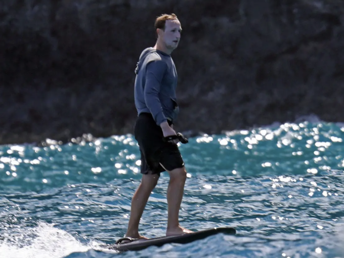 Mark Zuckerberg lướt sóng.Ảnh: Mega