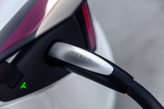 Mạng Supercharger sinh lời của Tesla đang trong tình trạng lấp lửng sau khi Musk sa thải toàn bộ đội ngũ