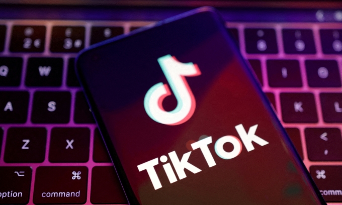 Logo TikTok hiển thị trên màn hình điện thoại di động được chụp vào tháng 8 năm 2022.Ảnh: Reuters