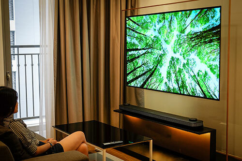 Khoảng cách xem thích hợp là gấp đôi kích thước của TV (chiều dài đường chéo của màn hình). Ảnh: Duanying.