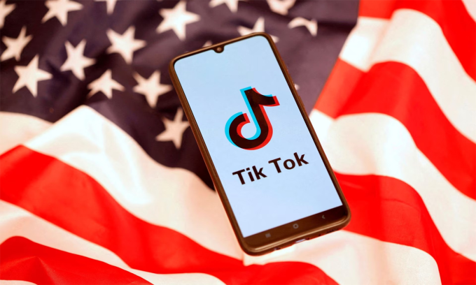 Logo TikTok hiển thị trên điện thoại thông minh.Ảnh: Reuters