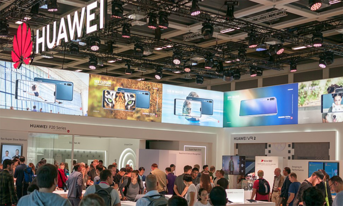 Gian hàng của Huawei tại Mobile World Congress 2018 (MWC 2018), một năm trước khi Mỹ áp đặt nhiều lệnh trừng phạt. Ảnh: IBmot