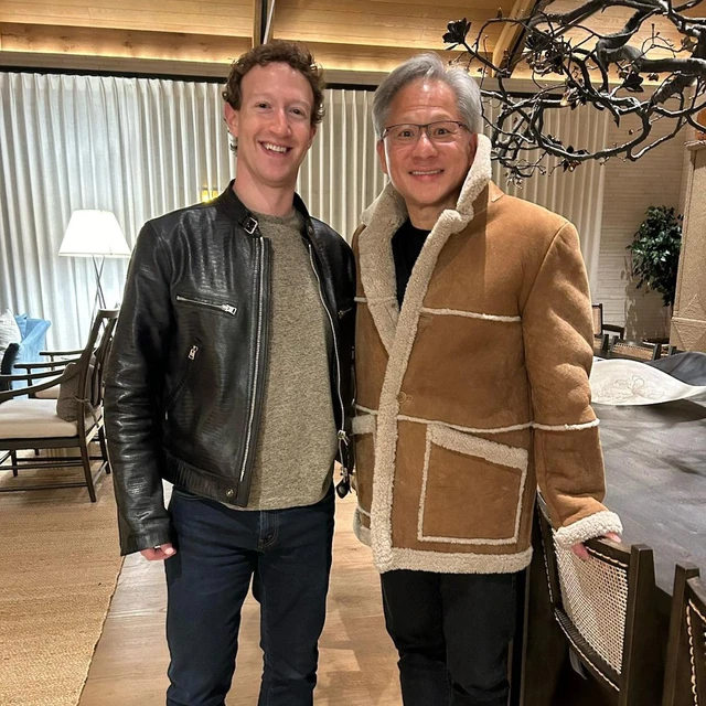 Mark Zuckerberg (trái) thay áo và tạo dáng cùng Jen-Hsun Huang. Ảnh: Zach/Instagram