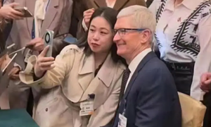 Điện thoại Huawei thu hút sự chú ý sau khi người dùng chụp ảnh selfie với Tim Cook