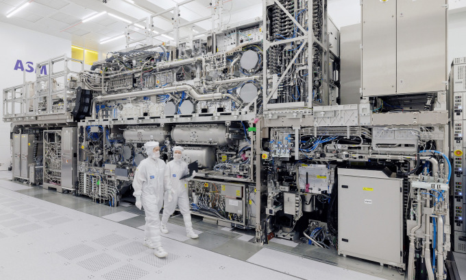 Các kỹ sư ASML thiết kế bên cạnh High-NA EUV, máy sản xuất chip hiện đại nhất thế giới.Ảnh: ASML