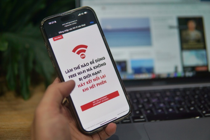 Một điện thoại di động đang kết nối với wifi miễn phí thông qua nền tảng của Awing. Ảnh: Lưu Quý
