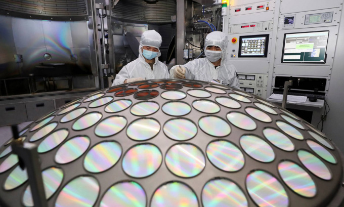 Công nhân tại một nhà máy sản xuất chip ở Trung Quốc vào năm 2022.Ảnh: Reuters