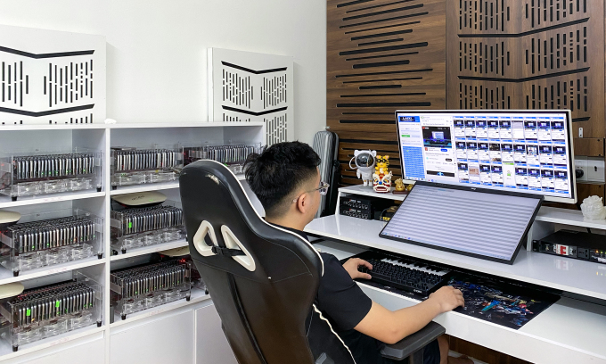 Căn phòng chứa 36 hộp PhoneFarm điều khiển bằng máy tính dùng để đánh lừa tương tác trên mạng xã hội ở tỉnh Quảng Ninh. Ảnh: Đức Hùng/