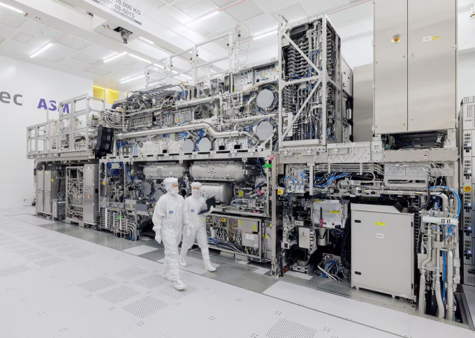 Vào tháng 11 năm 2023, các kỹ sư ASML đã vận hành mẫu máy in thạch bản chip EUV tại Veldhoven, Hà Lan.Ảnh: Reuters