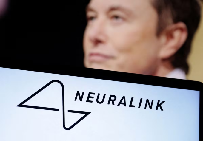 Logo Neuralink hiển thị trên máy tính xách tay, theo sau là hình ảnh của Musk.Ảnh: Reuters