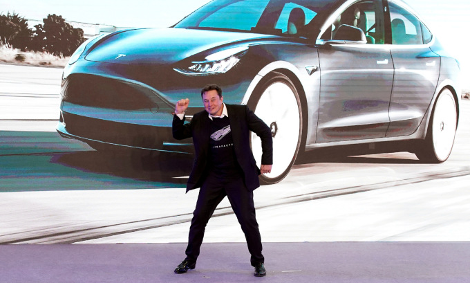 Elon Musk tham dự lễ bàn giao xe Model 3 năm 2020 tại Thượng Hải, Trung Quốc.Ảnh: Reuters