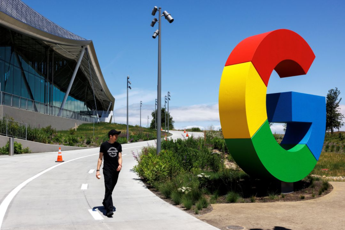 Một nhân viên bên ngoài trụ sở Google ở ​​Mountain View, California, vào tháng 5 năm 2022.Ảnh: Reuters