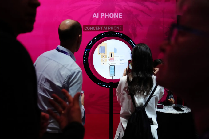 Ý tưởng điện thoại di động AI được trưng bày tại MWC 2024.Ảnh: AFP
