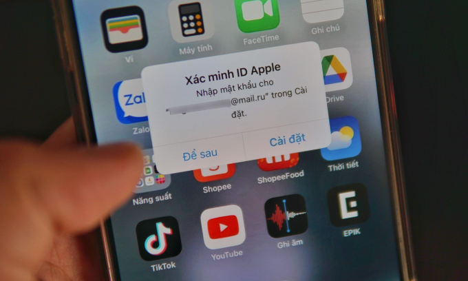 Thông báo xác minh Apple ID đi kèm với một email lạ xuất hiện trên iPhone của người dùng. Ảnh: Lưu Quý