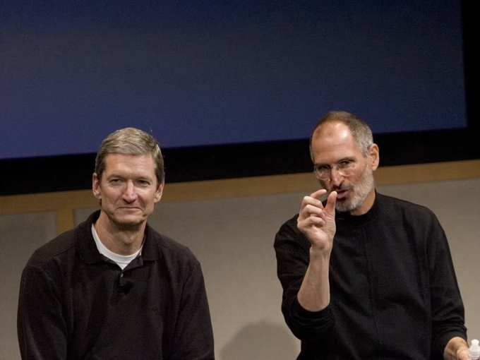 Steve Jobs (phải) và Tim Cook (trái) trên sân khấu tại một sự kiện của Apple năm 2011.Ảnh: Táo