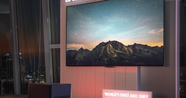 LG ra mắt TV OLED không dây đầu tiên trên thế giới evo M4