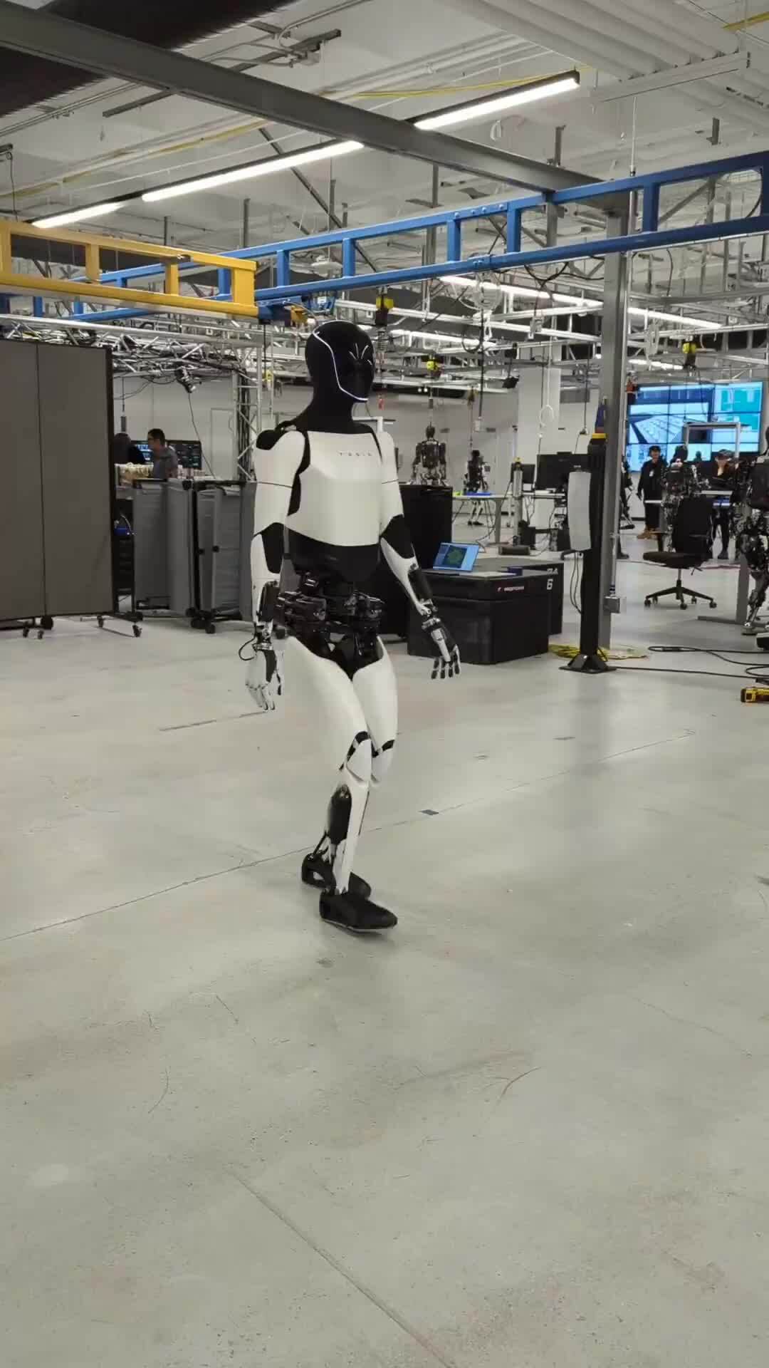Musk tiếp tục trình diễn robot hình người di chuyển “êm ái”
