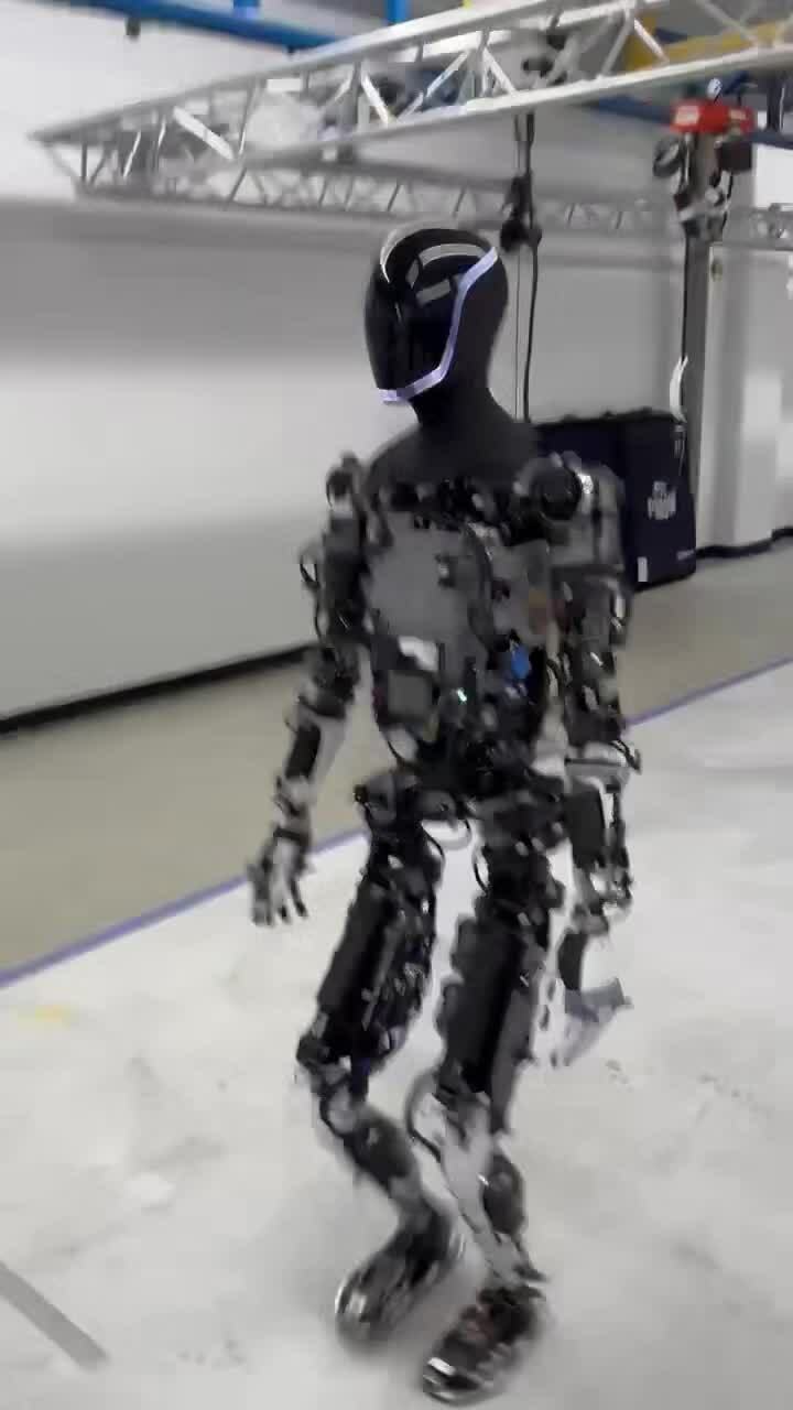 Musk tiếp tục trình diễn robot hình người di chuyển “êm ái”