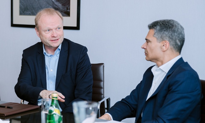 Pekka Lundmark (trái) và Tổng Giám đốc Nokia Việt Nam Rubén Flores (phải).Ảnh: Yuying