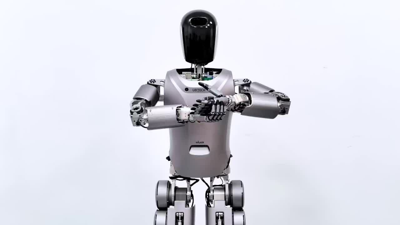 Robot hình người Trung Quốc hoàn thành việc gấp quần áo