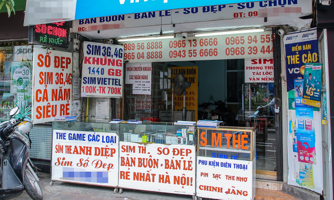 Một cửa hàng SIM ở Hà Nội, nơi trước đây nhiều người có thể mua SIM kích hoạt trước bằng thông tin cá nhân của người khác. Ảnh: Lưu Quý