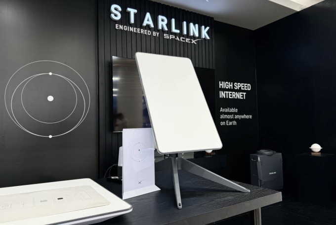 Một số máy thu internet vệ tinh Starlink được trưng bày trong một sự kiện ở Hà Nội vào tháng 10 năm 2023. Ảnh: Lưu Quý