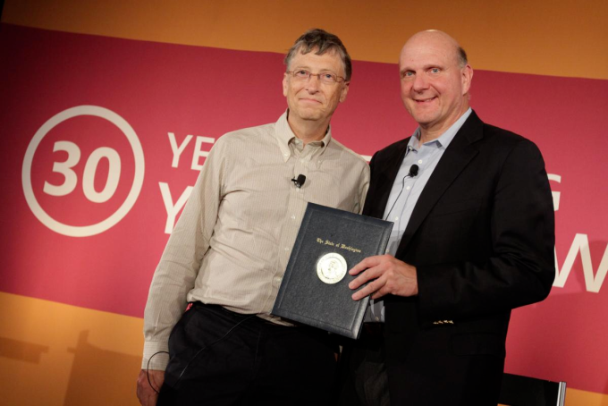 Bill Gates (trái) và Steve Ballmer tại một sự kiện từ thiện năm 2012. Ảnh: TNW