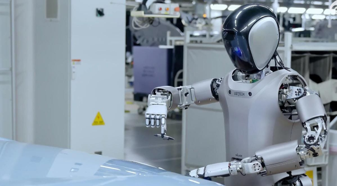 Robot hình người Walker S của UBTech đang kiểm tra các bộ phận ô tô tại nhà máy lắp ráp NIO (Trung Quốc). Ảnh: UBTech