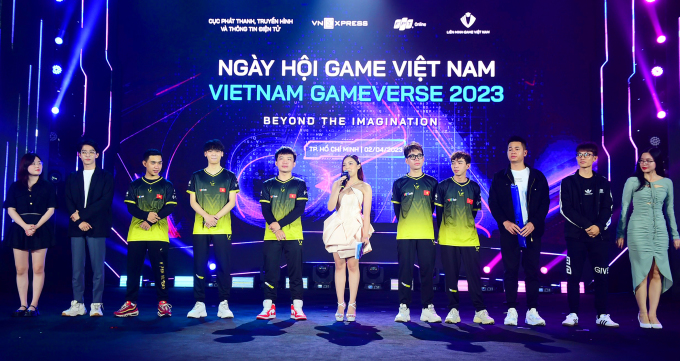 V Gaming đã tham gia các buổi giao lưu, thi đấu của Lianquan Mobile với nhiều người dẫn chương trình và người chơi game. Ảnh: Thanh Tùng
