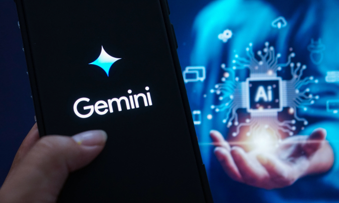 Logo Google Gemini hiển thị trên điện thoại thông minh. Ảnh: Bảo Lin