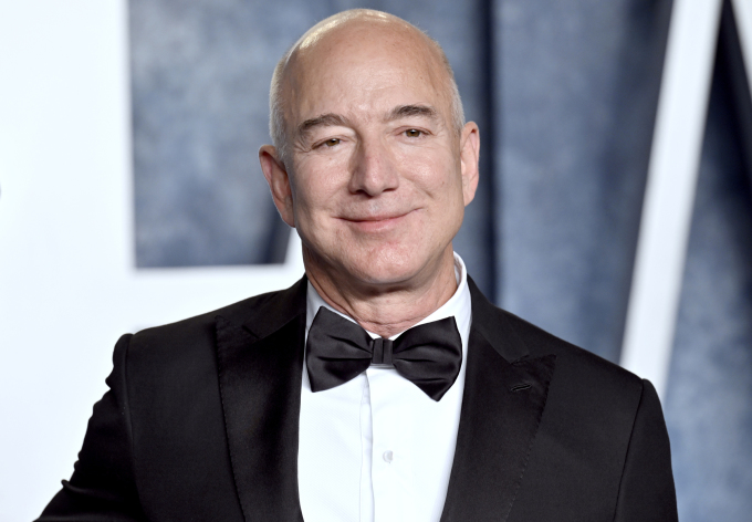 Jeff Bezos tham dự bữa tiệc Oscar Vanity Fair 2023.Ảnh: AP