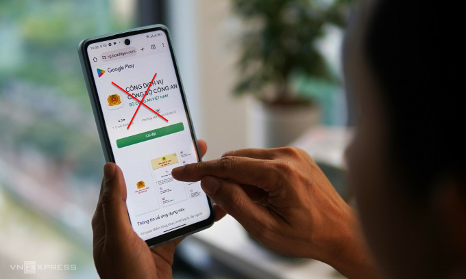 Một trang web có giao diện giống Google Play Store hiển thị ứng dụng Cổng Dịch vụ công giả mạo Bộ Công an.  Ảnh: Lưu Quý