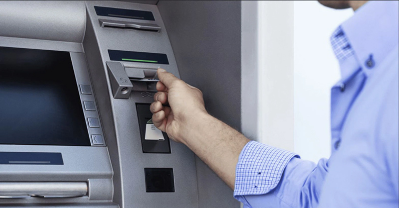 Đưa thẻ ngân hàng vào khe đọc thẻ ATM