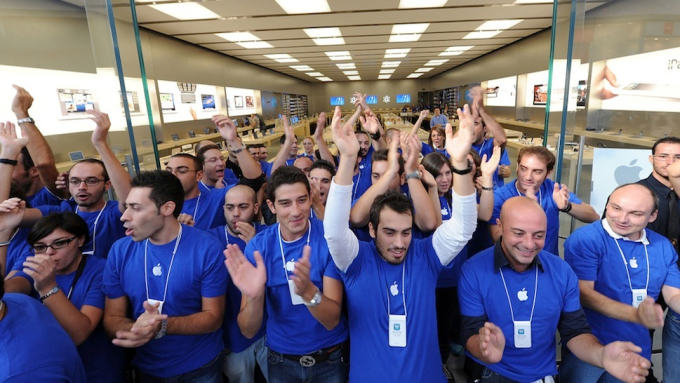 Năm 2014, nhân viên Apple Store Mỹ chào đón khách hàng khi iPhone 6 được tung ra thị trường. Ảnh: Đời Sống Di Động Mới