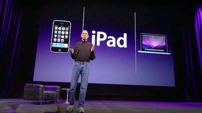 Steve Jobs ra mắt iPad vào năm 2010, thiết bị cuối cùng của Apple mang chữ i. Ảnh: Người trong cuộc của Apple