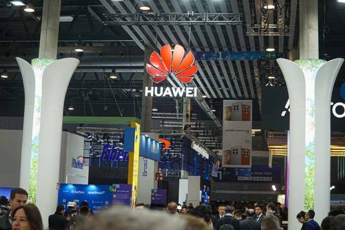 Logo Huawei tại triển lãm MWC tháng 2/2023.  Ảnh: Lưu Quý