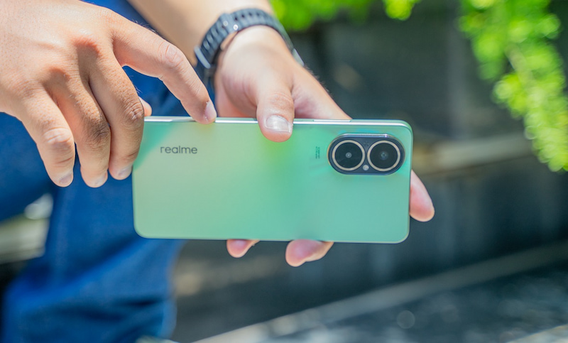 Realme C67 mang lại trải nghiệm cầm nắm thoải mái