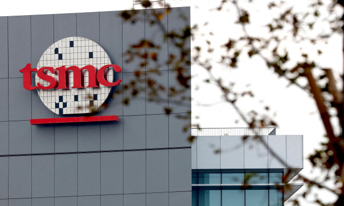 Logo TSMC tại một khu công nghiệp ở phía nam đảo Đài Loan vào cuối năm 2022.Ảnh: Reuters