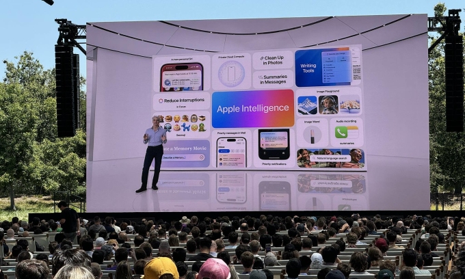 Phó chủ tịch Craig Federighi chia sẻ về Apple Intelligence. Ảnh: Tuấn Hồng