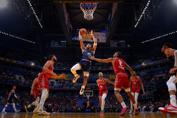 Apple Vision Pro ra mắt nội dung nhập vai có sự góp mặt của các cầu thủ NBA, The Weeknd và nhiều người khác
