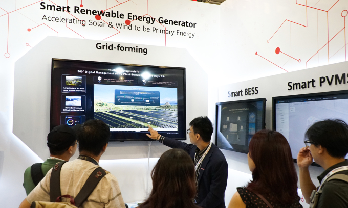 Các chuyên gia của Huawei đang giới thiệu công nghệ Grid Forming. Ảnh: Bảo Lin