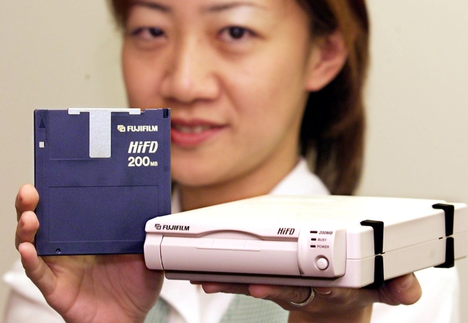 Đầu đọc thẻ và đĩa mềm 200 MB được ra mắt tại Tokyo vào năm 2000.Ảnh: AFP