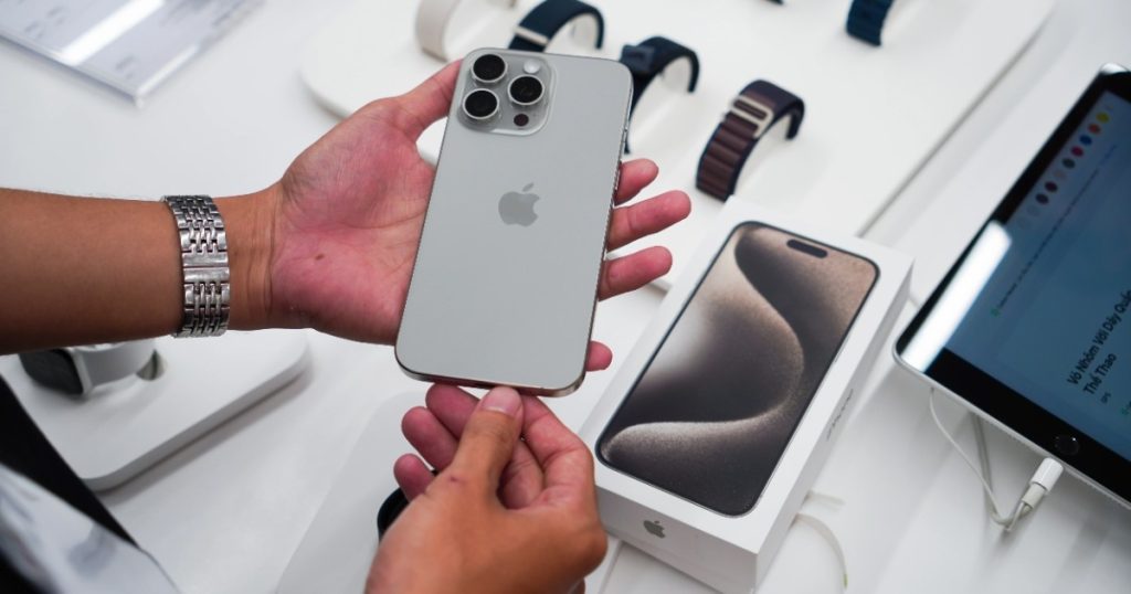 Apple “tái hiện” iPhone trong cửa hàng TikTok