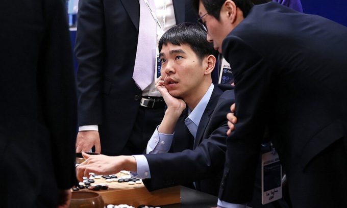 Sau trận đấu năm 2016 giữa Lee Sedol và AlphaGo.Ảnh: AFP