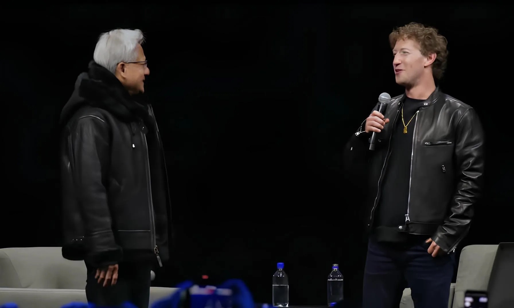 Mark Zuckerberg và Jensen Huang trao đổi áo khoác