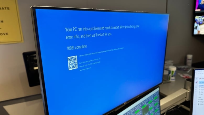 Màn hình máy tính hiện lỗi Blue Screen of Death.  Ảnh: CBC