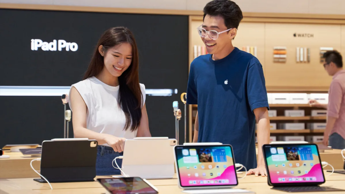 Người dùng trải nghiệm sản phẩm Apple tại Apple Store. Ảnh: Táo